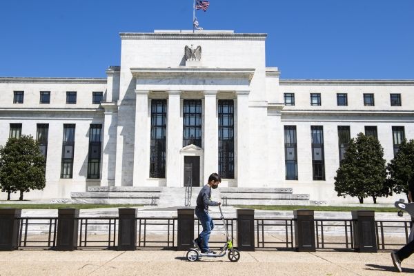 Большинство членов ФРС прогнозируют три повышения процентных ставок в 2022 году для борьбы с инфляцией.