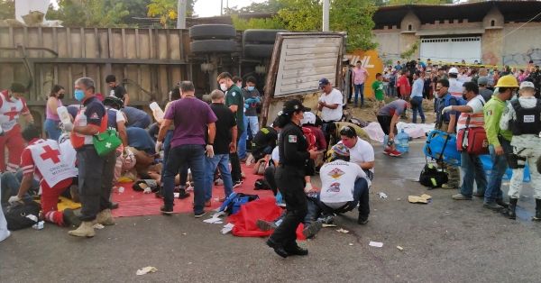Власти Мексики заявили, что по меньшей мере 49 человек погибли, 58 получили ранения в результате крушения грузовика