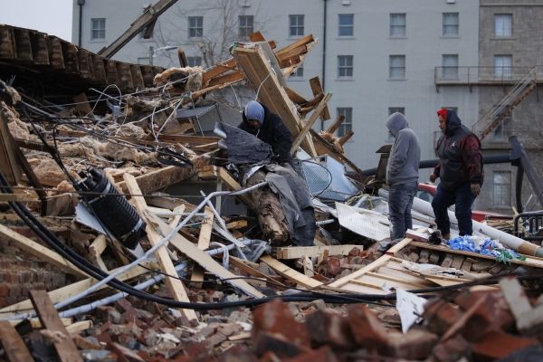 Губернатор Кентукки объявляет чрезвычайное положение после смертельного торнадо и просит Байдена о помощи