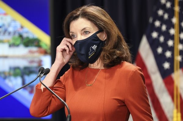 Губернатор Нью-Йорка Кэти Хочул наложила запрет на использование маски в масштабах штата на фоне распространения варианта omicron Covid