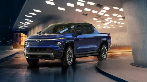 GM представляет новый электрический Chevrolet Silverado по цене от 39 900 долларов за рабочий грузовик до 105 000 долларов за роскошную модель
