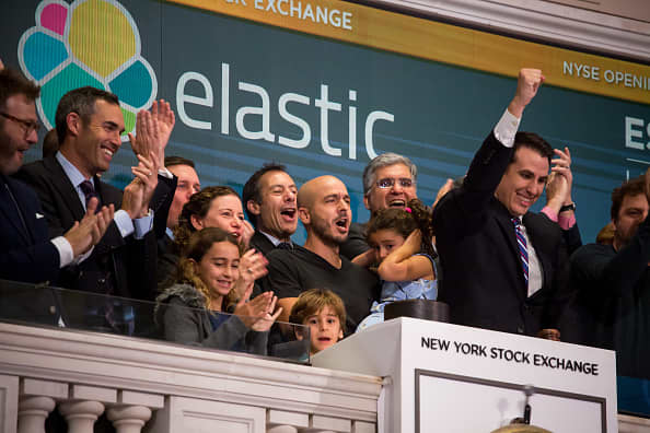 Elastic назначает бывшего исполнительного директора McAfee Кулкарни генеральным директором, заменив соучредителя Бэнона; акции падают