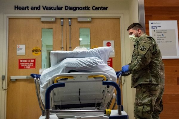Байден направляет бригады военных медиков в больницы шести штатов, поскольку омикрон нарушает работу основных служб