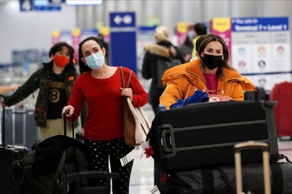 Из-за суровой погоды и омикронных инфекций в США отменяют еще тысячи рейсов