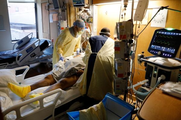 США сообщают о более чем 1 миллионе новых случаев заболевания коронавирусом в день из-за скачков омикрона