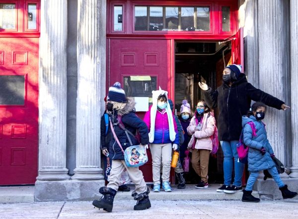 Чикаго отменяет уроки в государственных школах после того, как профсоюз учителей проголосовал за дистанционное обучение на фоне всплеска коронавируса