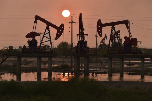 Нефть снова падает, теперь более чем на 27% ниже недавнего максимума