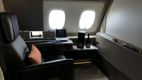 Авиакомпании предлагают роскошные люксы и более просторные кресла в борьбе за высокооплачиваемых путешественников по мере возвращения международных рейсов