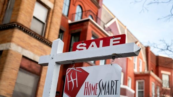 Продажи жилья в феврале упали намного больше, чем ожидалось, поскольку ставки по ипотечным кредитам выросли, а предложение осталось ограниченным.
