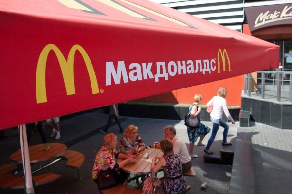 McDonald's, который молчит о войне на Украине, больше связан с Россией, чем другие сети быстрого питания в США.