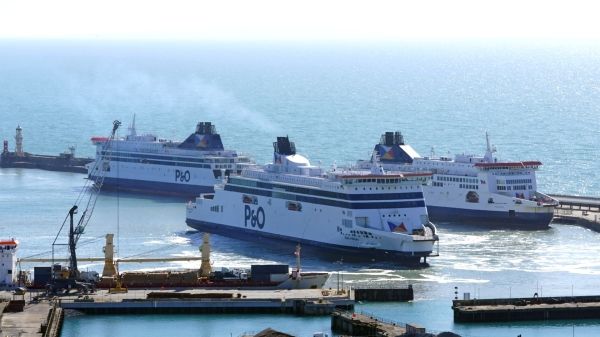Британская компания P&O Ferries увольняет 800 сотрудников и приостанавливает плавание, заявив, что ее бизнес «неустойчив».