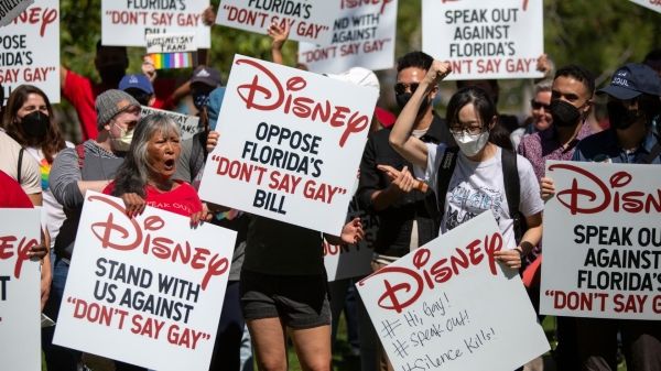 Дисней обещает помочь отменить закон «Не говори гей», говорит, что губернатор Флориды ДеСантис не должен был его подписывать