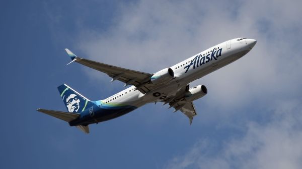 Alaska Airlines пытается решить проблему нехватки персонала, предлагая бортпроводникам двойную оплату за смену.