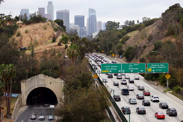 Байден восстанавливает способность Калифорнии вводить более строгие ограничения на загрязнение автомобилей
