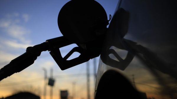 Почему высокие цены на бензин сильнее падают на малообеспеченных