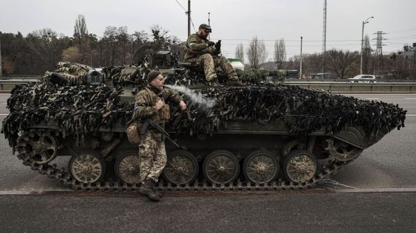 Россия удерживает позиции под Киевом; Глава британской разведки заявил, что Путин «в значительной степени недооценил» войну