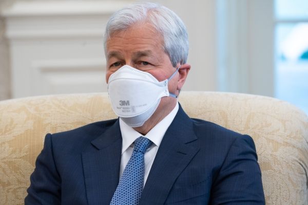 JPMorgan отменяет меры предосторожности против Covid, включая ношение масок и обязательное тестирование, по мере снижения числа случаев заболевания в США.