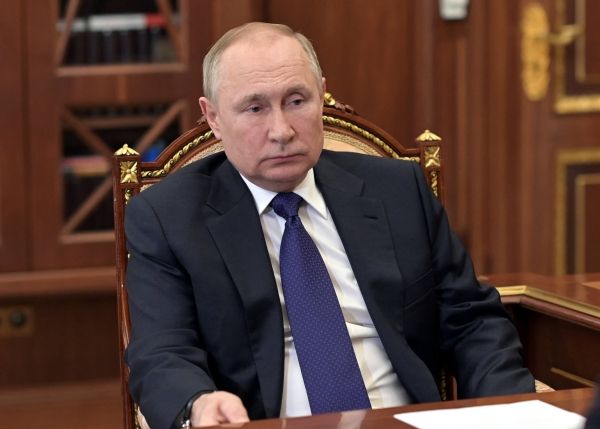 Мета теперь говорит, что вы не можете угрожать убить президента России Путина в Facebook из-за войны на Украине
