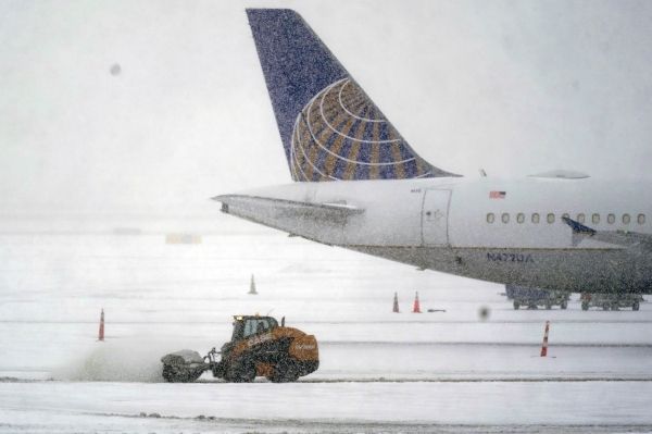 Из-за мощного зимнего шторма тысячи рейсов по всей территории США.
