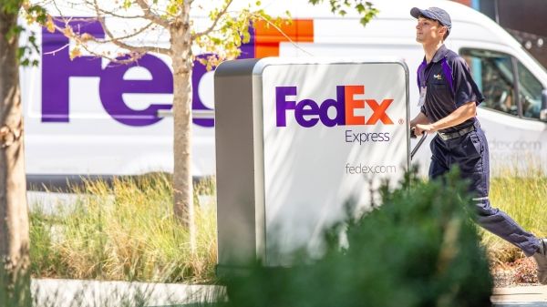FedEx тестирует электрические тележки для доставки «последней мили» в крупных городах США и Канады.