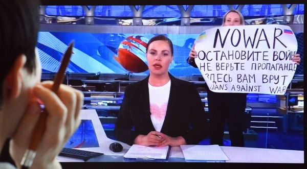 Журналист, протестовавший против войны на Украине в эфире российского государственного телевидения, оштрафован на 280 долларов