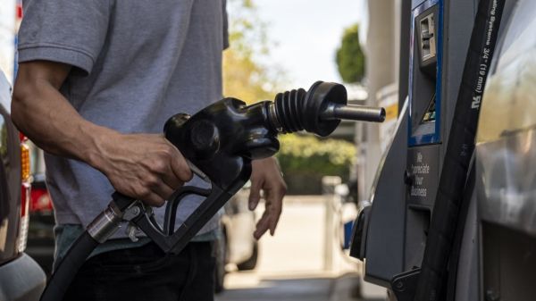 Некоторые законодатели хотят облегчить боль от высоких цен на газ с помощью прямых платежей американцам.