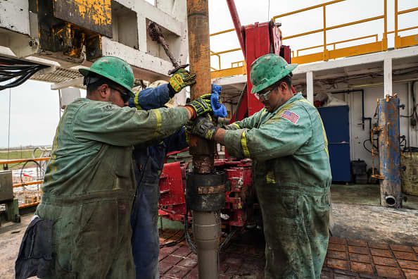 Нефть в США упала более чем на 8%, опустившись ниже 100 долларов за баррель