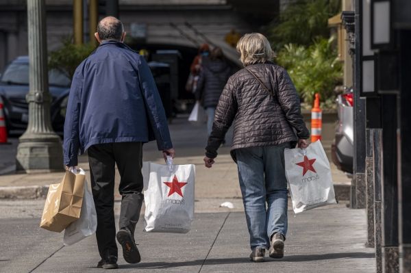 Финансовый директор Macy's говорит, что американский потребитель по-прежнему здоров, но покупатели с низким доходом вскоре могут сократить расходы.