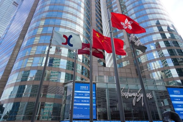 Гонконгские акции китайских компаний, котирующихся на двойном листинге, падают из-за опасений по поводу делистинга в США