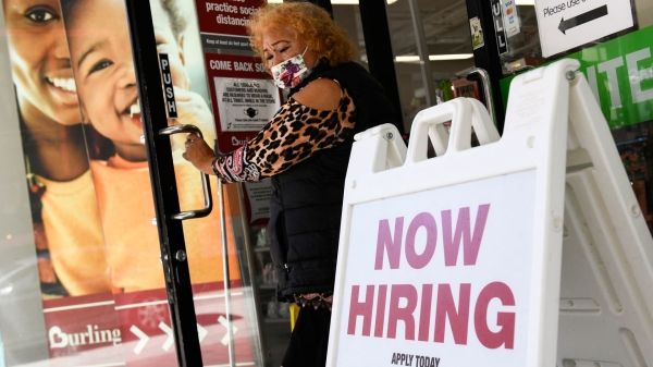 Еженедельные заявки на пособие по безработице в США самые низкие с 1969 года; продолжающиеся претензии уменьшаются