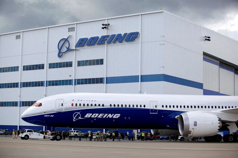 Акции Boeing упали на 6% после крушения Boeing 737 в Китае