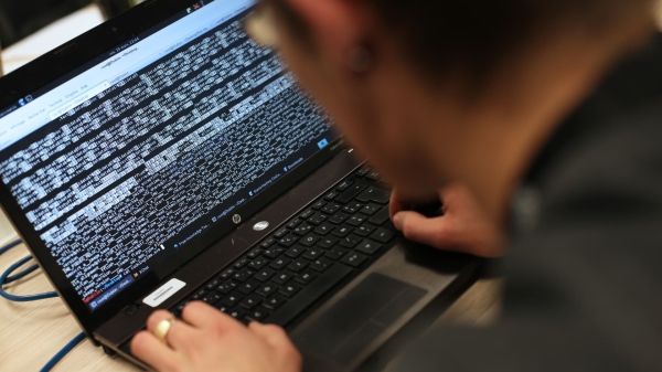 ‘Хотим, чтобы они ушли в каменный век’: украинские кодеры делят время между работой и кибервойной
