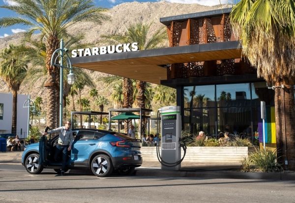 Starbucks и Volvo запускают пилотную сеть зарядки электромобилей в магазинах кофейного гиганта