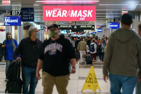 США продлили мандат на ношение масок в самолетах до 18 апреля