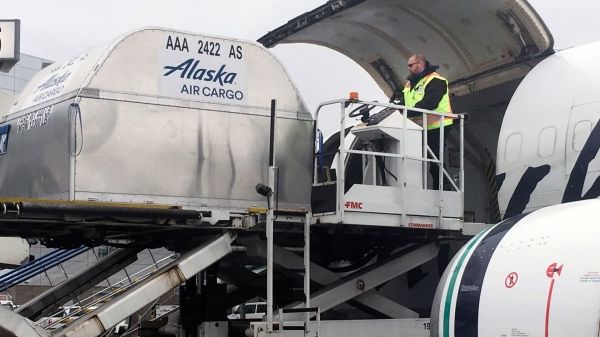 Alaska Airlines переоборудует еще 2 самолета Boeing в грузовые, делая ставку на бум грузовых авиаперевозок