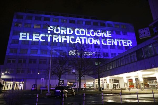 Ford расширяет предложение электромобилей в Европе и планирует строительство крупного завода по производству аккумуляторов в Турции