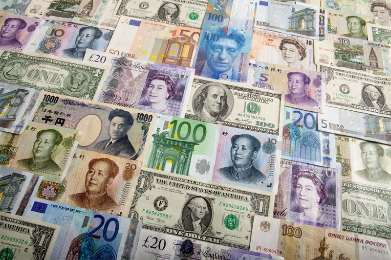 Доллар снижается к большинству основных валют