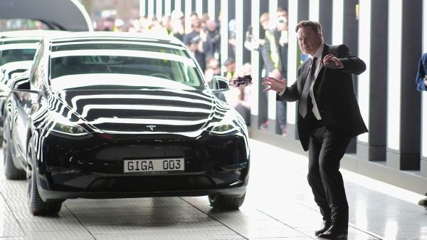 Илон Маск демонстрирует танцевальные движения, открывая новый завод Tesla в Германии.