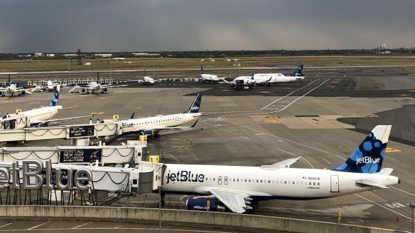 JetBlue призывает стюардесс принимать заказы, поскольку к лету компания стремится нанять 700 человек.