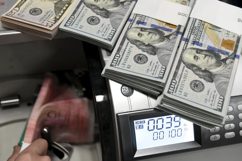 Рубль слабо меняется к доллару и евро ы в начале торгов на «Мосбирже»