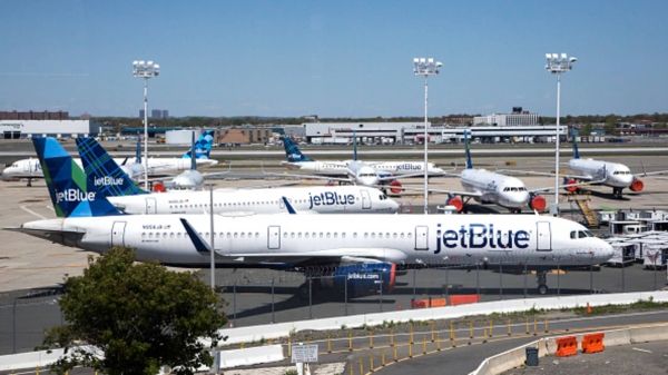 JetBlue готова выложить 3,6 миллиарда долларов за дисконтную авиакомпанию Spirit, потому что хочет конкурировать с более крупными перевозчиками.