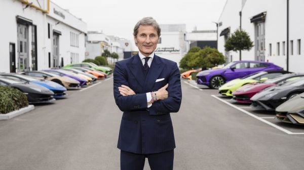 По словам генерального директора, клиенты Lamborghini теперь ждут машину более 12 месяцев.