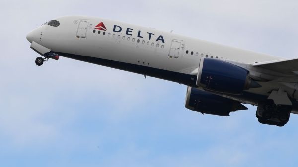 Delta прогнозирует квартальную прибыль, поскольку путешественники продолжают летать, несмотря на более высокие тарифы, что помогает компенсировать растущие расходы на топливо.