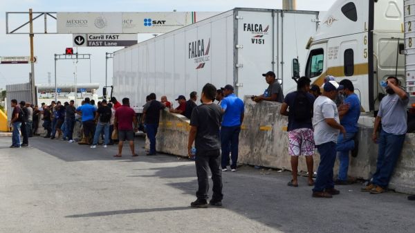 Блокада дальнобойщиков оборвала границу США и Мексики из-за порядка в Техасе