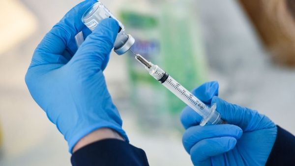 Moderna говорит, что переработанная вакцина Covid обеспечивает более сильный иммунитет против омикрон, чем нынешние прививки