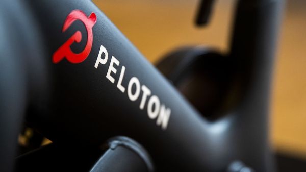 Peloton повышает абонентскую плату, одновременно снижая цены на свои велосипеды и другое оборудование.