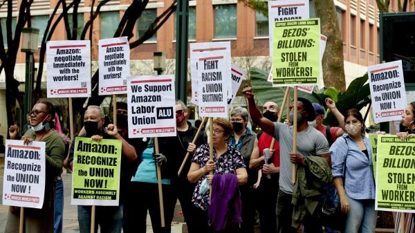 Рабочие Amazon на Статен-Айленде голосуют за первый объединенный профсоюзом склад компании в США.