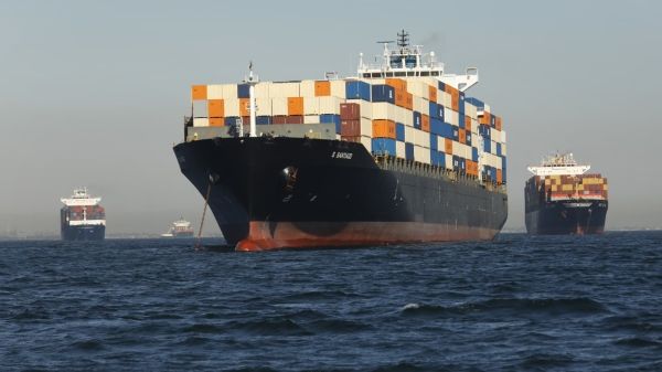 Китайские перевозчики отгружают из портов западного побережья США больше пустых контейнеров, чем полных.