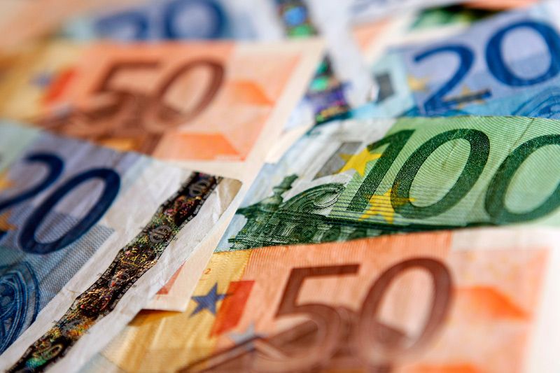 Доллар дешевеет к евро, дорожает относительно иены