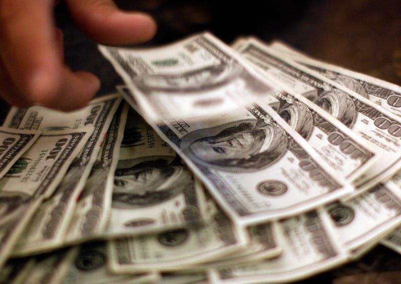 Доллар вырос и близок к новому 2-летнему максимуму